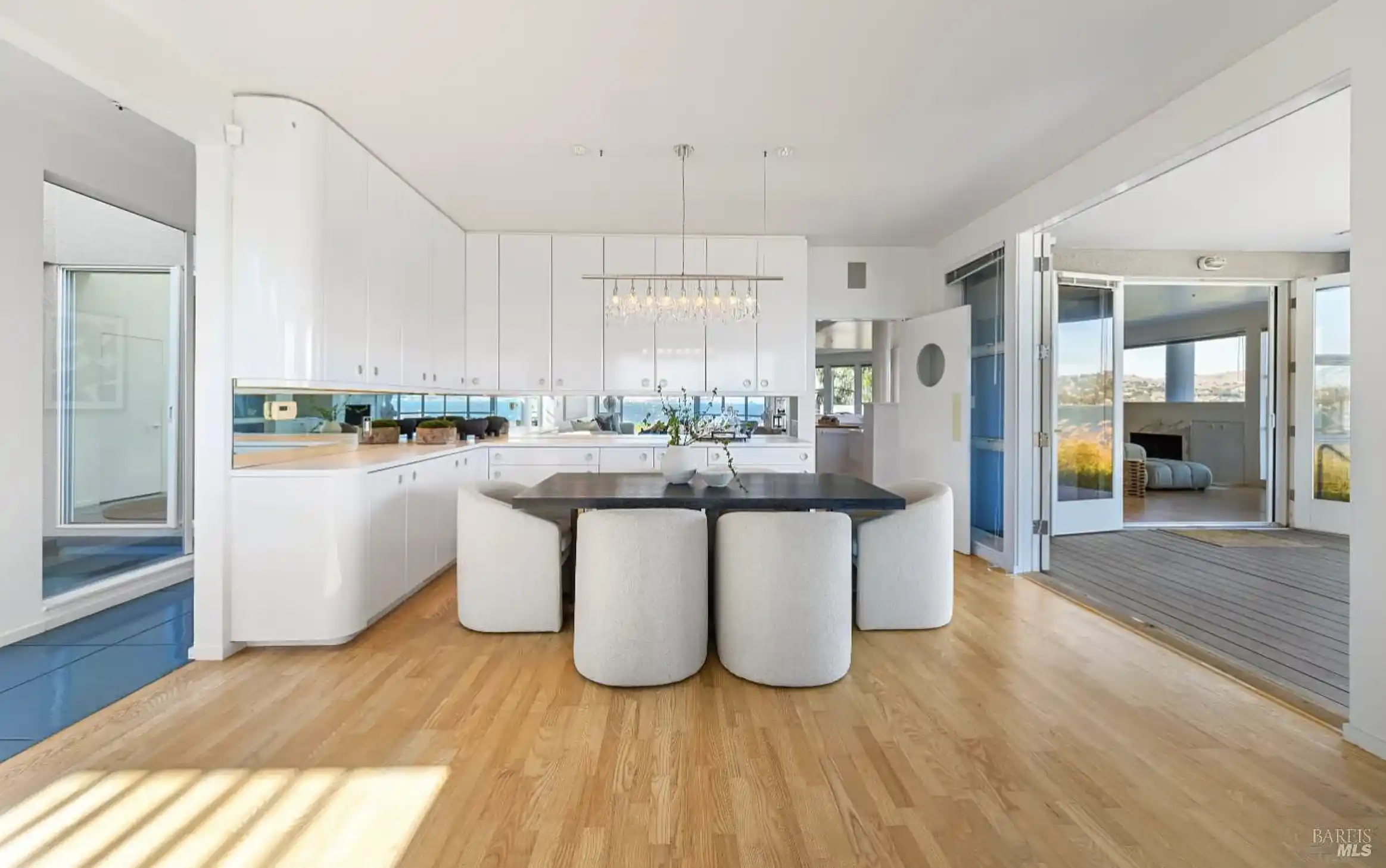 Contemporary Residence With Sweeping Views Across The Bay – image 9